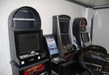 Zostawił dziecko w aucie, poszedł pograć na automatach