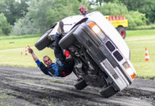 Ekstremalna pokazy samochodowo-motocyklowe na stadionie w Brzeszczach