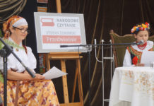 Narodowe Czytanie przed brzeszczańskim Ośrodkiem Kultury – Foto