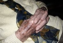 Dzielnicowi i pracownicy socjalni uratowali samotną staruszkę