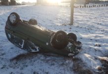 Dachowanie na ulic Bielskiej w Jawiszowicach- Policja apeluje o ostrożność -FOTO-