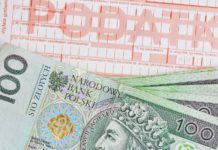 Urzędnik doręczy Ci decyzję podatkową