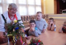 Panie z Koła Gospodyń Wiejskich uczyły dzieci robienia palm