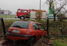 Clio wjechało w ogrodzenie cmentarza