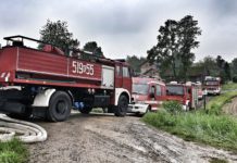 Pogotowie przeciwpowodziowe w Gminie Brzeszcze- strażacy usuwają skutki podtopień