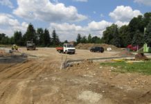 Na przyszkolnych boiskach robota wre…