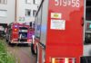 Siłowe wejście strażaków do jednego z mieszkań przy ulicy 1-maja w Brzeszczach -FOTO-