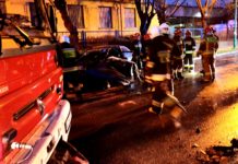 Wypadek na ulicy Kościuszki w Brzeszczach- rozpędzone BMW uderzyło w drzewo