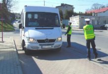 Policjanci regularnie sprawdzają busy i autobusy