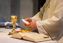 Biskupi znoszą dyspensę od obowiązku uczestnictwa w niedzielnej Mszy Świętej