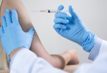 Pielęgniarka jako pierwsza w Małopolsce zaszczepiona przeciwko COVID-19