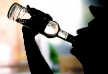 Chciał się napić, “śpiewająco” złamał zasady kwarantanny