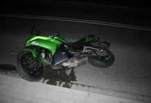 Stracił panowanie nad motocyklem i uderzył w ogrodzenie