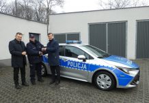 Policjanci z Brzeszcz z nowym radiowozem