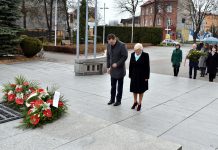 Hołd ofiarom katastrofy pod Smoleńskiem. W ciszy, spokoju i z pełnym szacunkiem