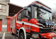 Kot uwięziony w zderzaku samochodu. W akcji strażacy z Jawiszowic