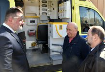Uroczyste przekazanie nowoczesnego ambulansu: Inwestycja w bezpieczeństwo mieszkańców powiatu Oświęcimskiego