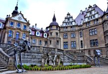 Wycieczka do FABRYKI BAJKOWYCH ROBOTÓW i ZAMKU w MOSZNEJ.