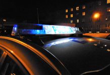 Mężczyzna upojony alkoholem leżał w bieliźnie przy bloku mieszkalnym