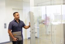 Drzwi techniczne – bezpieczeństwo i funkcjonalność dla przemysłu i domu