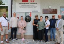 Nowy defibrylator AED przy Ośrodku Kultury w Brzeszczach – urządzenie, które może uratować życie!