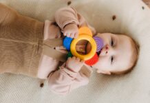 Jak rozpoznać, że dziecko zaczyna ząbkować – objawy, na które warto zwrócić uwagę?