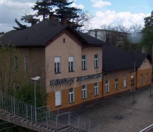 Brzeszcze. Dworzec, który miał odzyskać życie, znika na zawsze