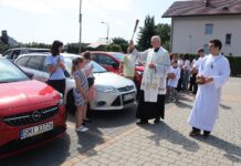 Proboszcz pobłogosławił samochody parafian
