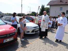 Proboszcz pobłogosławił samochody parafian