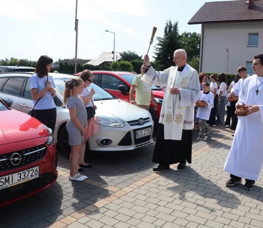 Proboszcz pobłogosławił samochody parafian